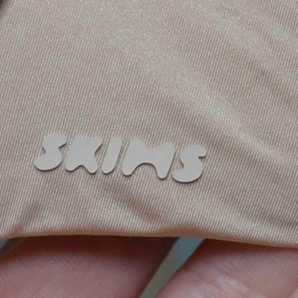 SKIMS NWT Wireless Form Push up Plunge Bra Sand Size 32C - Picture 5 of 7